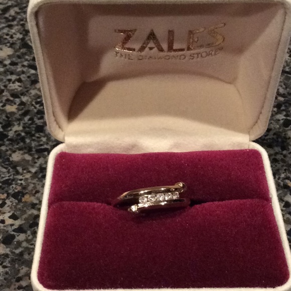 Gold diamond ring/band - Picture 2 of 6